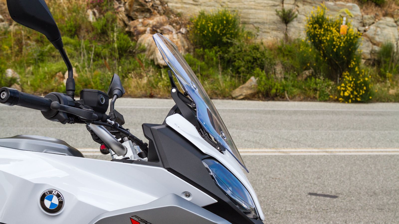 Η ζελατίνα ρυθμίζεται πανεύκολα με το ένα χέρι μέσω εύχρηστου μοχλού και στην επάνω θέση καλύπτει επαρκώς τον αναβάτη ακόμα και πάνω από τα 160 χλμ./ώ